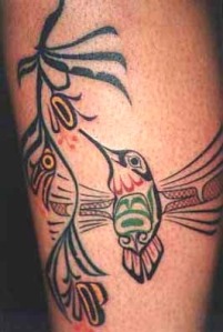 koliber tribal tatuaż